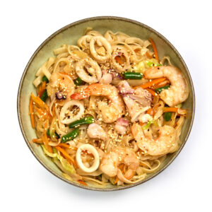 Vok s pirinčanim rezancima škampima hobotnicom i lignjama u ljutom sosu