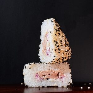 Onigiri Onigiri sa tunjevinom i crvenim lukom