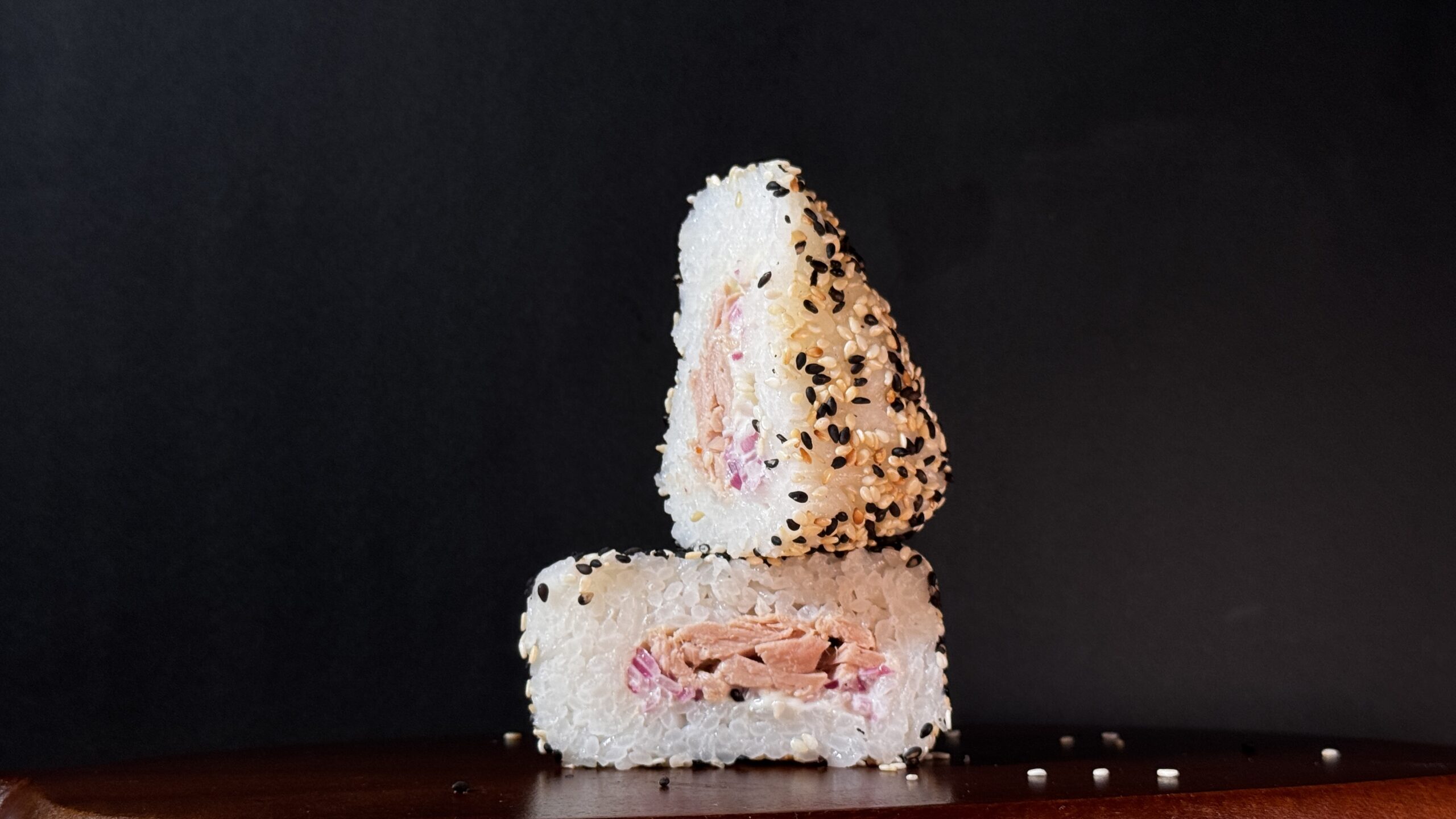 Onigiri Onigiri sa tunjevinom i crvenim lukom