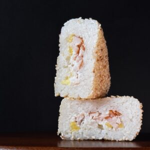 Onigiri Onigiri sa piletinom i ananasom