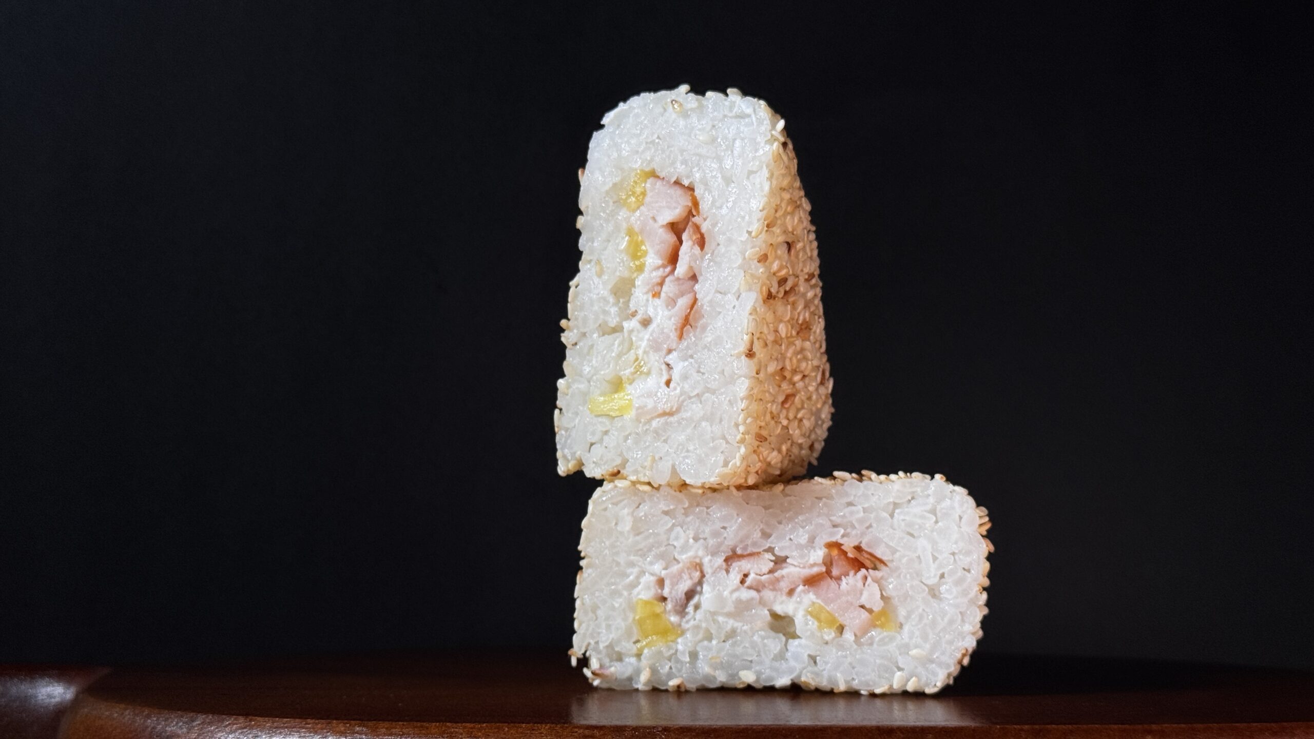 Onigiri Onigiri sa piletinom i ananasom