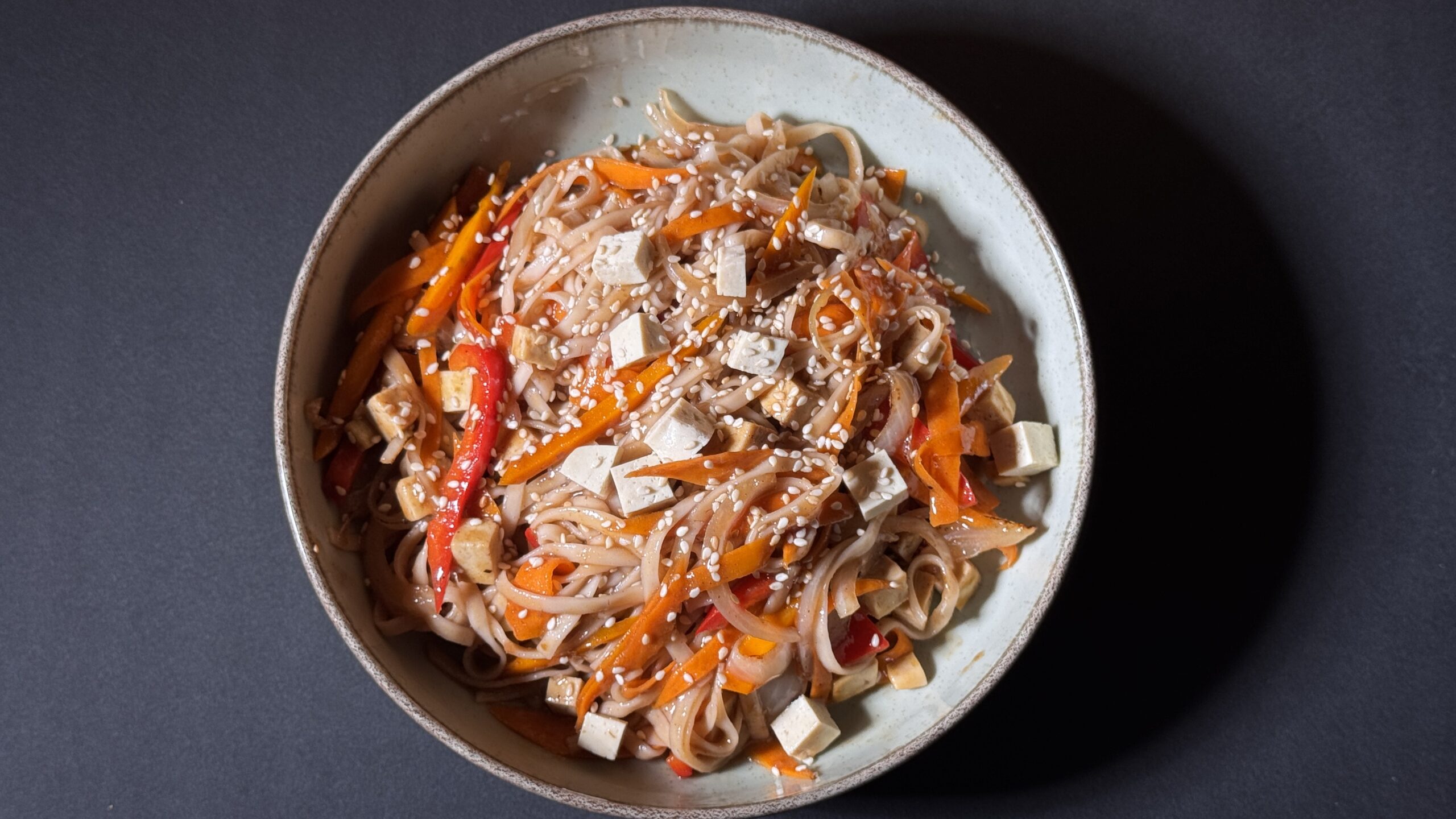 Vok Udon sa tofu i bundevom